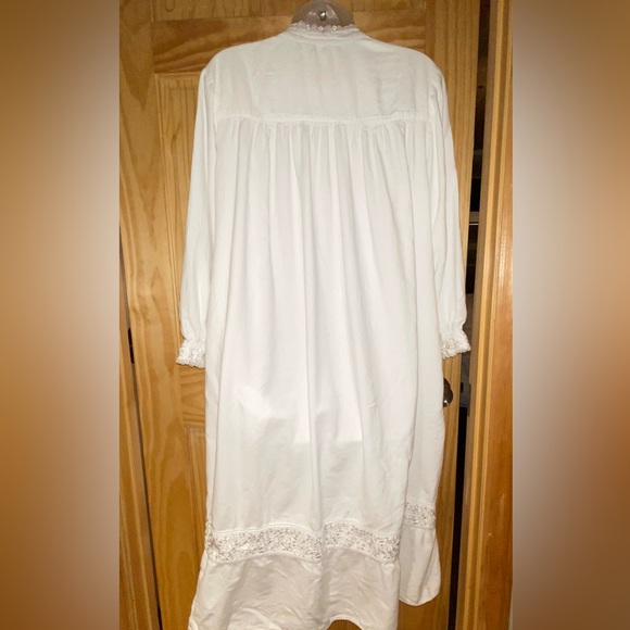 Stunning EILEEN WEST M white Flannel Nightgown Pearl Button Lace Trim Long AA15 - Picture 2 of 12